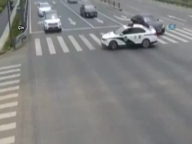 Yaşlı adam için otoyol trafiğini kapattı