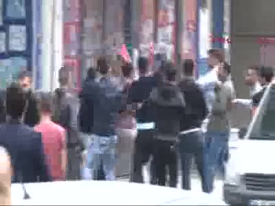 Öldürülen gencin cenazesinde linç girişimi
