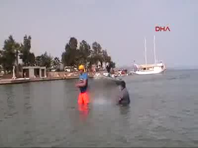 Sıcaktan bunalan balıkçıların deniz keyfi