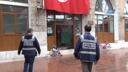 Bursa'da dilencinin çocuğuna polis şefkati