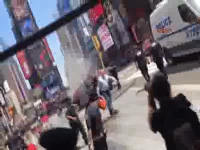 Time Meydanı'nda araç yayaların arasına daldı