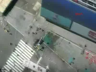 Time Meydanı'nda araç yayaların arasına daldı -2