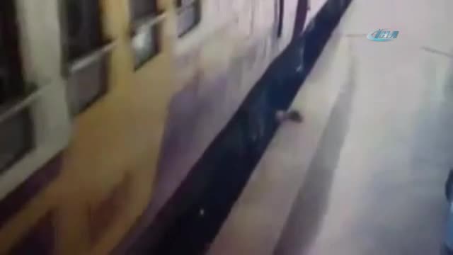 İnmek istediği trenin altında kaldı