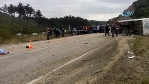 Bursa'da midibüs ile otomobil çarpıştı: Ölü ve yaralılar var