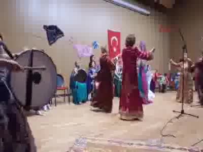 Bursa Nilüfer Kadın Korosu İtalyanlara kına yaktı