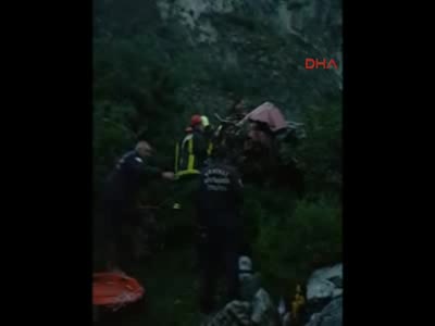 Arıza yapan otomobil 3 üniversite öğrencisiyle uçuruma yuvarlandı