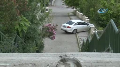 Bursa'da park halindeki otomobil 20 metrelik merdivenlerden uçtu