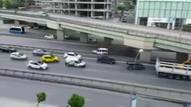 İstanbul'da kamyon köprüye takıldı, trafik felç oldu