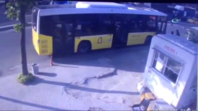 Kontrolden çıkan araç halk otobüsüne çarptı