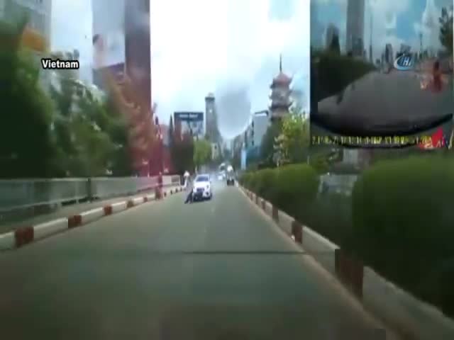 Önce otomobil, ardından motosiklet çarptı