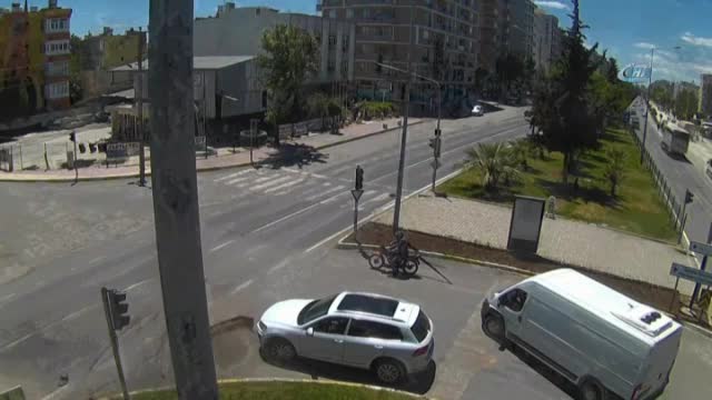 Yolcu otobüsü otomobile böyle çarptı