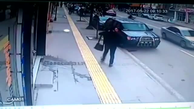 Motosiklet kazası güvenlik kamerasında