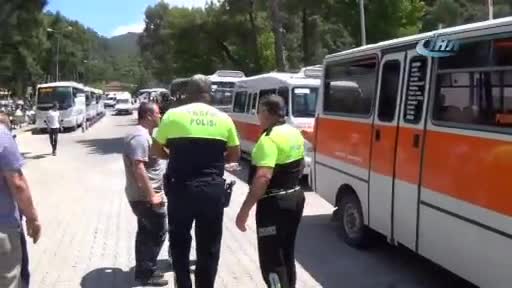Zabıtaya ilginç tepki: "Onu çekme bunu çek"