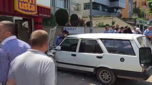 Bursa Çekirge'de feci kaza! Dükkanlara daldı... - 2