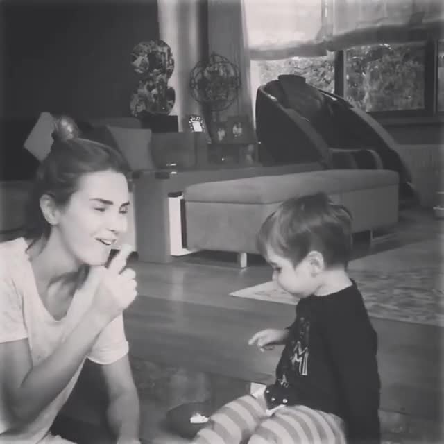 Ece Erken ve oğlunun mısır yeme yarışı