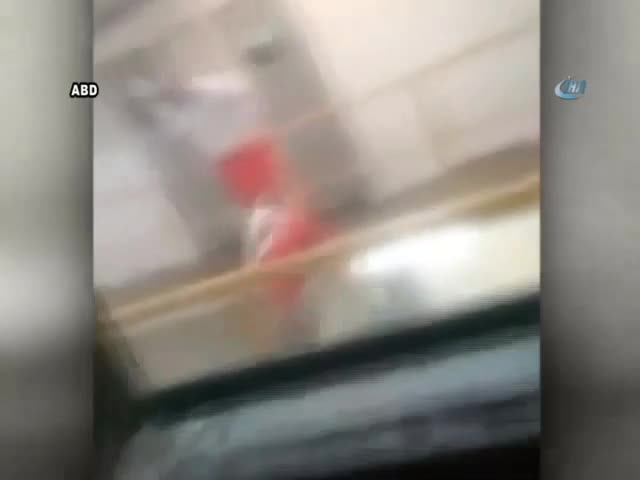 Kavga ettiği mahkumu aşağı attı