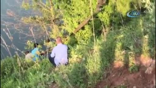 Bursa'da kaçarken kaza yapan hırsızlar, çaldıkları çelik kasayı baraja attı