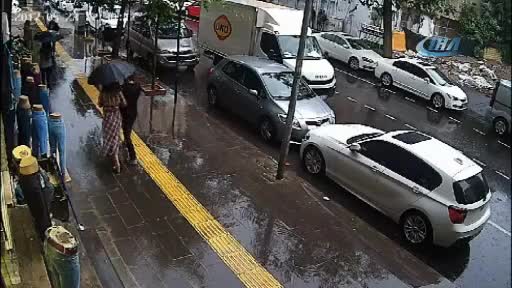 'Burada böyle yürüyemezsiniz' sözde kabadayı dayak yedi, kadına saldırdı