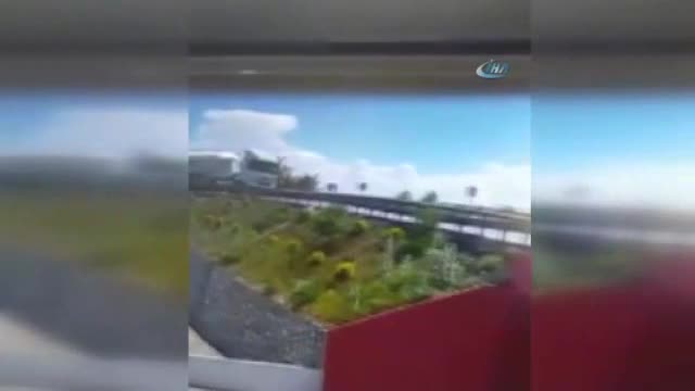 Beton mikseri kavşaktan böyle düştü