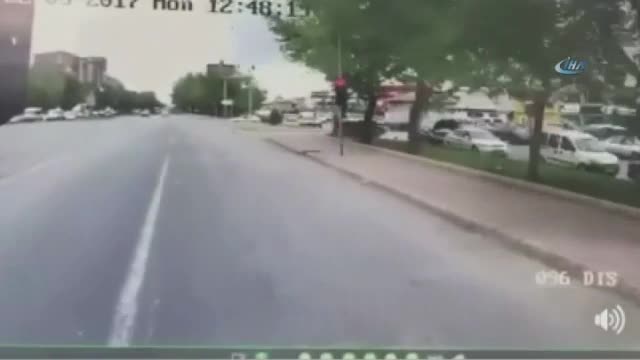 Kırmızı ışıkta meydana gelen kaza kamerada