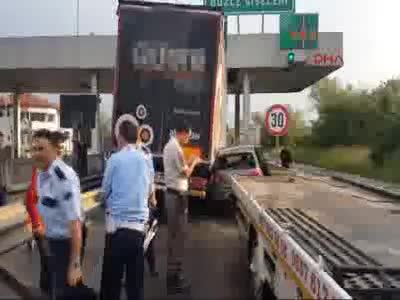 TEM gişesine aynı anda gıren TIR ile otomobil sıkıştı