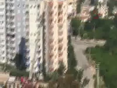 10. katta kopan iskele halatında asılı kaldılar