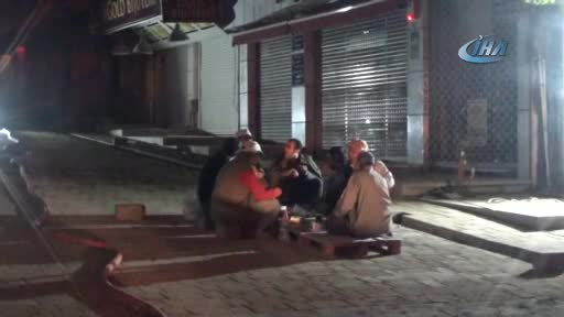 Bursa'da yangına aldırmayan işçiler itfaiye ışığında sahur yaptı