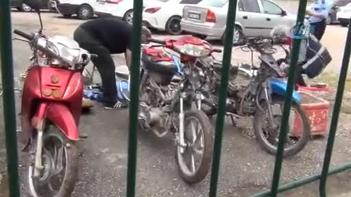 Bursa'da çaldığı motosikletleri parçalarken yakalandı