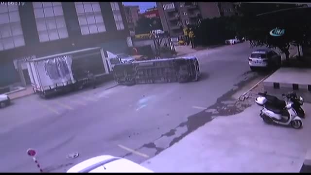 İstanbul'da minibüs devrildi: Yaralılar var