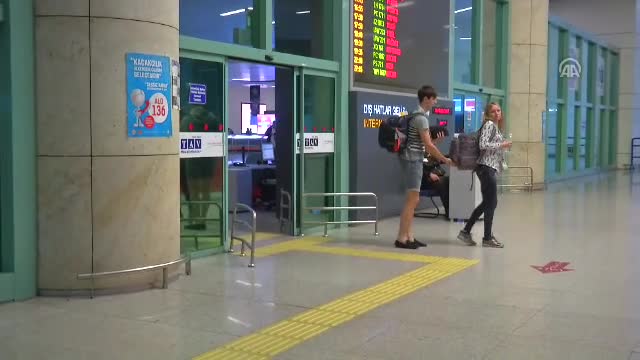 Ukraynalı kafileyi taşıyan ilk uçak indi