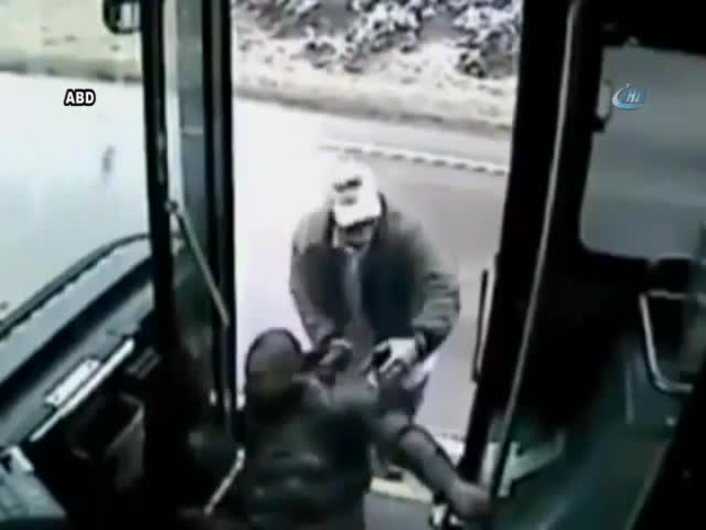 Önce dövdü, sonra otobüsten attı