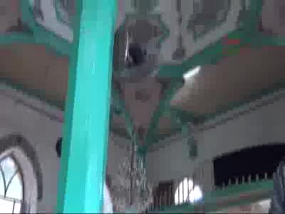 Bursa'da camiye giren yavru kargaları itfaiye çıkardı