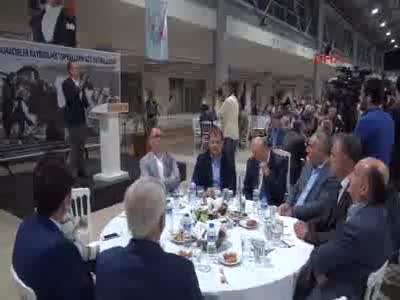 Bursa'da Bakan Müezzinoğlu'nun gözleri önünde kürsüye yığıldı