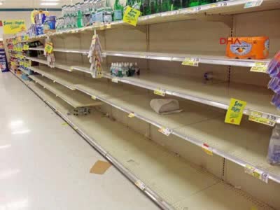 Katar'da halk marketlere hücum etti!