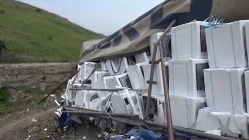 Bursa'da tır devrildi! Onlarca çamaşır makinesi hurdaya döndü