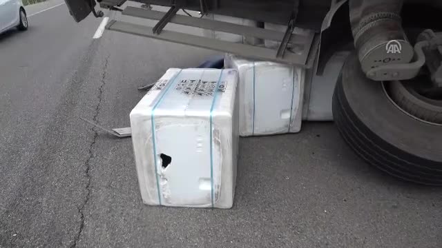 Bursa'da tır devrildi! Onlarca çamaşır makinesi hurdaya döndü - 2