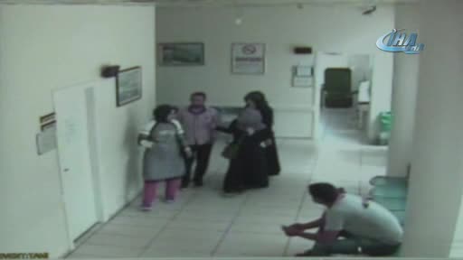 Bursa'da kadın doktora makasla saldırıp, yerde sürüklediler! O anlar kameraya yansıdı...