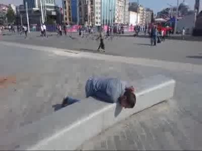 Şehrin göbeğinde gençlerin şok eden hali: Çocuklar izledi