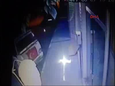 Bursa'da "Bomba var" diye bağırıp karakola poşet attı, tetikte bekleyen polis anında karşılık verdi