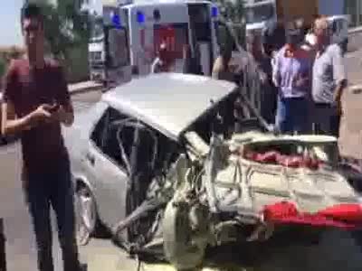 İki otomobil Bursa plakalı TIR'a çarptı: 2 yaralı
