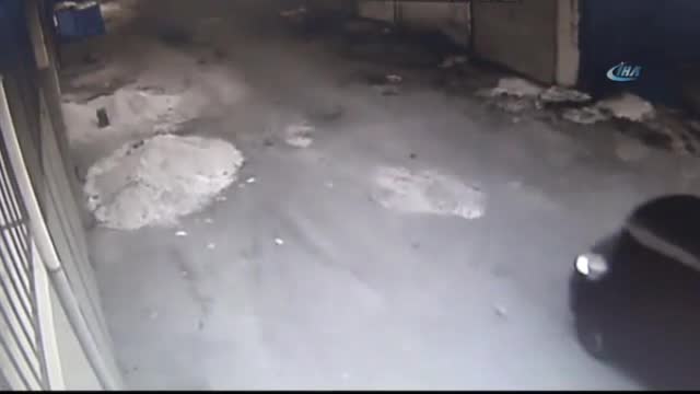 Bekçiyi korkutup iş yerini soydular