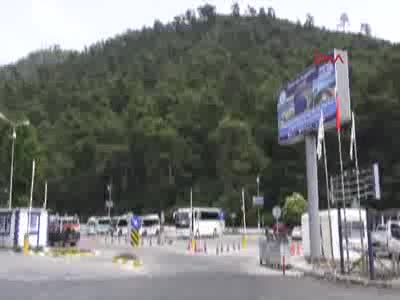 Cep telefonuyla oynarken yolcusunu ezerek öldürdü