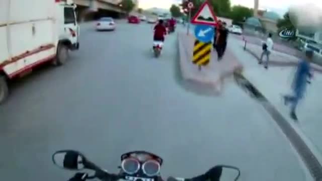 Seyir halinde yol tartışması kavgaya döndü