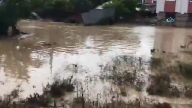 Sağanak yağış kazaları beraberinde getirdi: 2 ölü, 12 yaralı