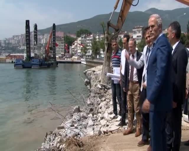 Bursa Gemlik meydanı denizle bütünleşiyor