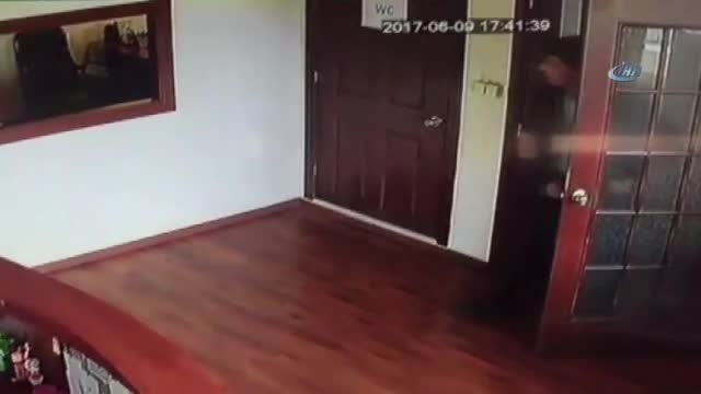 Soğukkanlı cep telefonu hırsızı kameraya yakalandı