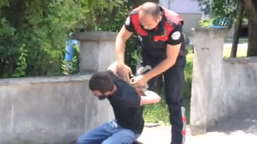 Bursa'da polisten kaçmaya çalışan uyuşturucu zanlısı kıskıvrak yakalandı