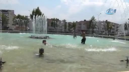 Bursa'da süs havuzlarında çocukların tehlikeli eğlencesi