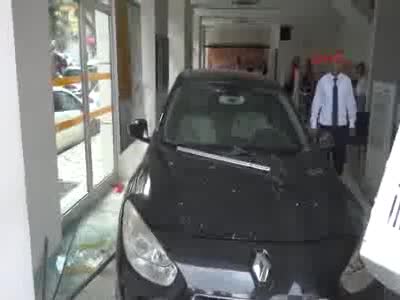Otomobil bankaya girdi: 2 yaralı