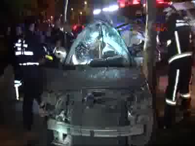 Bursa'da aşırı hız yapıp makas attı, otomobilde sıkıştı